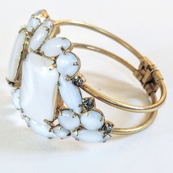 🤍 Vintage Gold Satin White Chunky Rhinestone Clamp Hinge Bracelet - Picture 5 of 7
